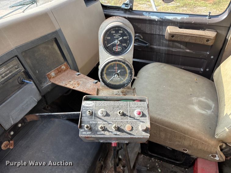 image for item ED2282 1990 International 4900 oil distributor truck