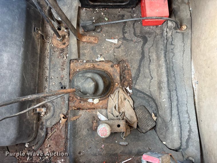 image for item ED2282 1990 International 4900 oil distributor truck