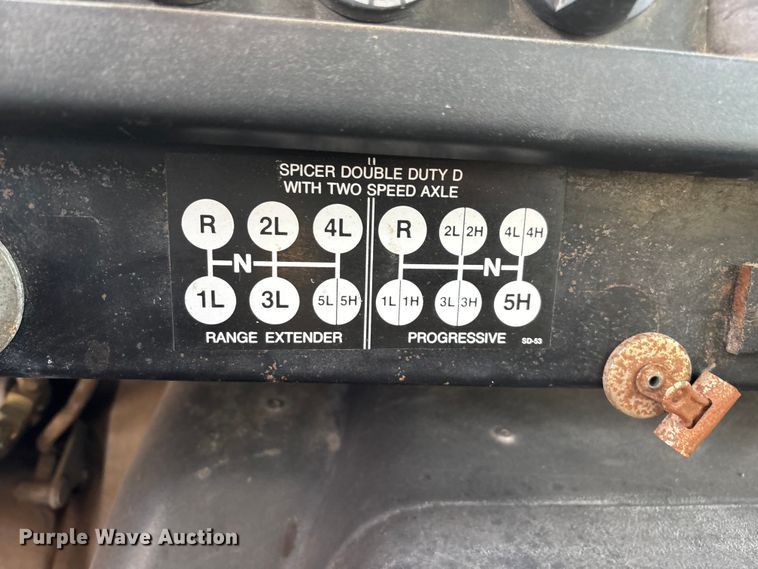 image for item ED2282 1990 International 4900 oil distributor truck