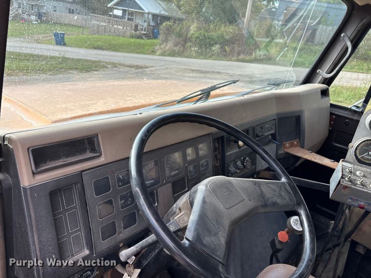 image for item ED2282 1990 International 4900 oil distributor truck