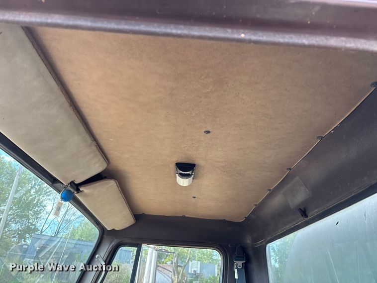 image for item ED2282 1990 International 4900 oil distributor truck