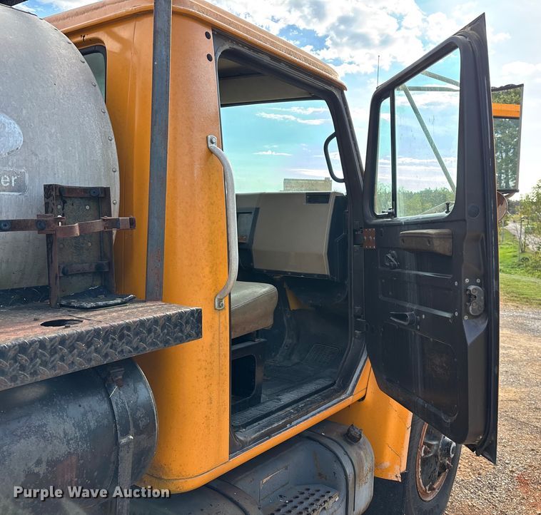 image for item ED2282 1990 International 4900 oil distributor truck