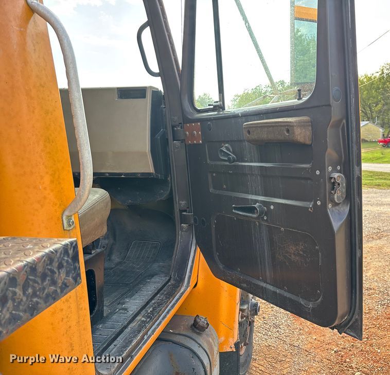 image for item ED2282 1990 International 4900 oil distributor truck