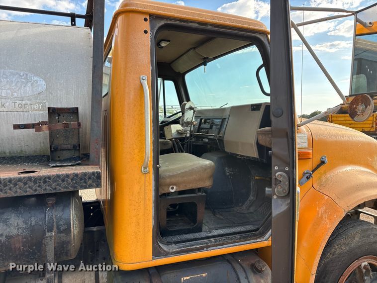 image for item ED2282 1990 International 4900 oil distributor truck