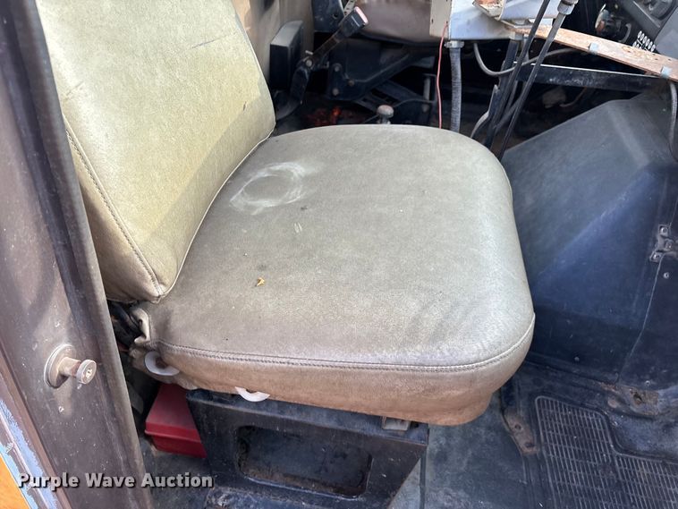 image for item ED2282 1990 International 4900 oil distributor truck