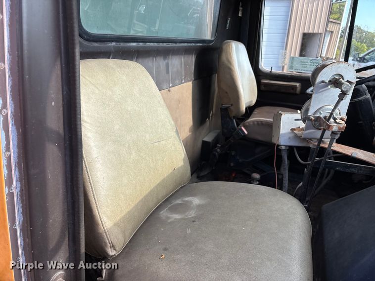 image for item ED2282 1990 International 4900 oil distributor truck