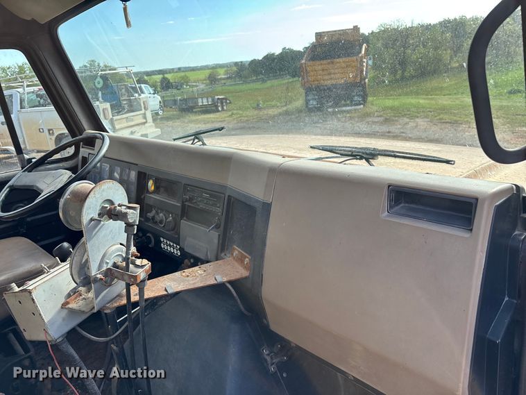 image for item ED2282 1990 International 4900 oil distributor truck