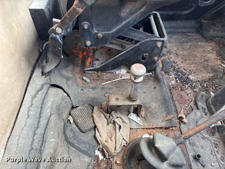 image for item ED2282 1990 International 4900 oil distributor truck