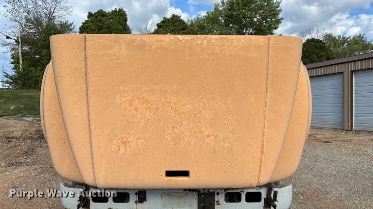 image for item ED2282 1990 International 4900 oil distributor truck