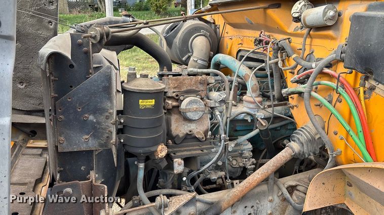 image for item ED2282 1990 International 4900 oil distributor truck