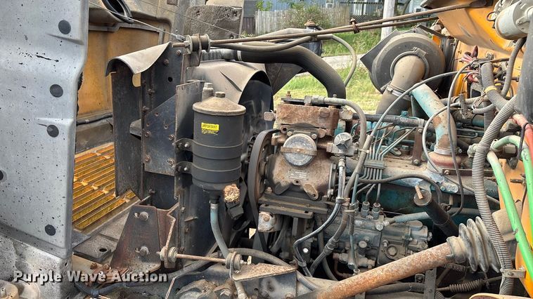 image for item ED2282 1990 International 4900 oil distributor truck