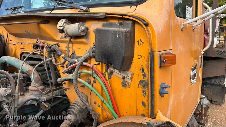 image for item ED2282 1990 International 4900 oil distributor truck