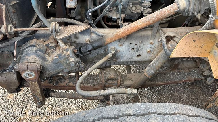 image for item ED2282 1990 International 4900 oil distributor truck