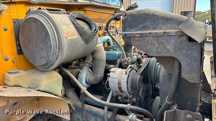 image for item ED2282 1990 International 4900 oil distributor truck