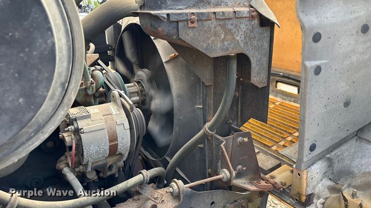 image for item ED2282 1990 International 4900 oil distributor truck