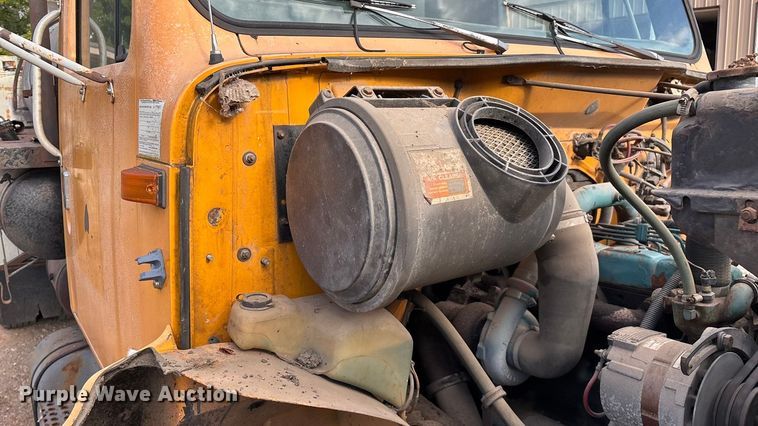 image for item ED2282 1990 International 4900 oil distributor truck