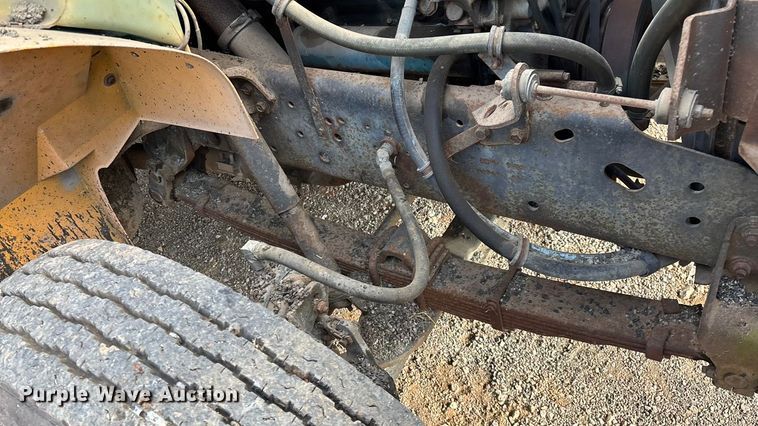 image for item ED2282 1990 International 4900 oil distributor truck