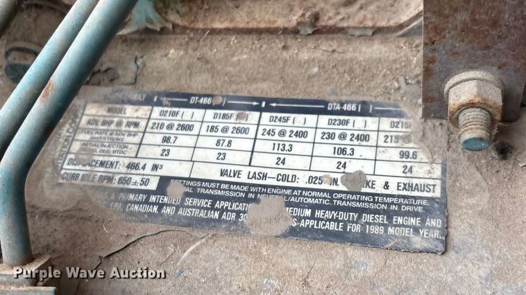 image for item ED2282 1990 International 4900 oil distributor truck