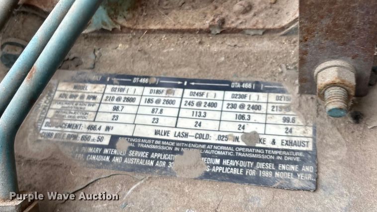 image for item ED2282 1990 International 4900 oil distributor truck