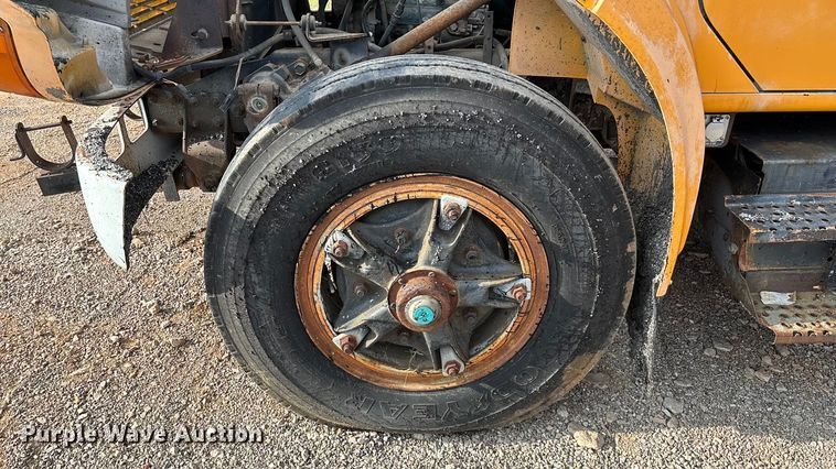 image for item ED2282 1990 International 4900 oil distributor truck