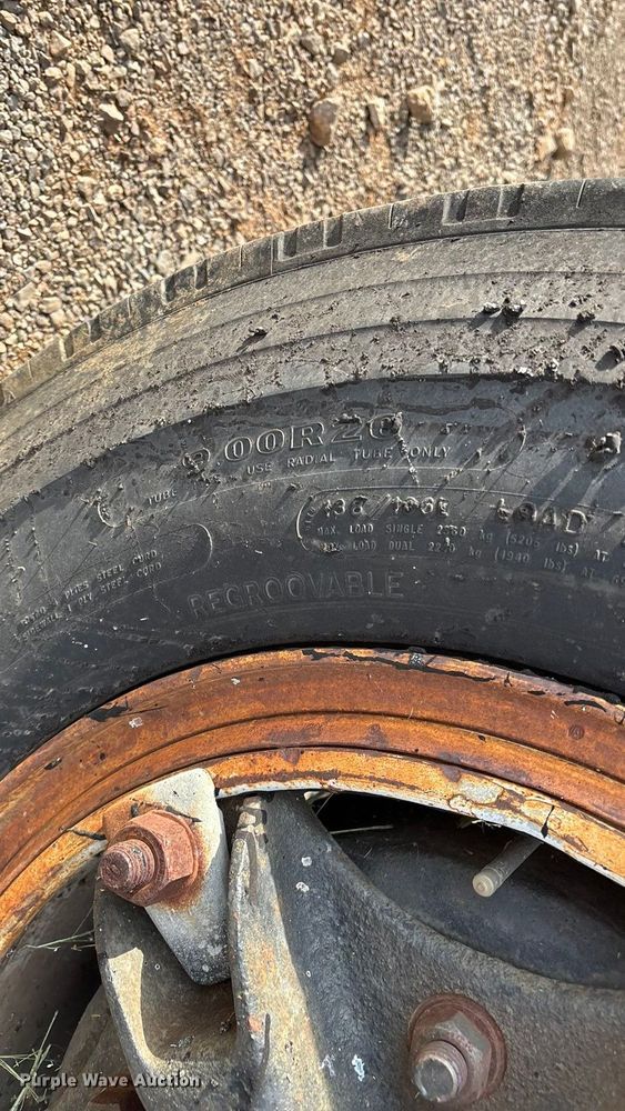 image for item ED2282 1990 International 4900 oil distributor truck