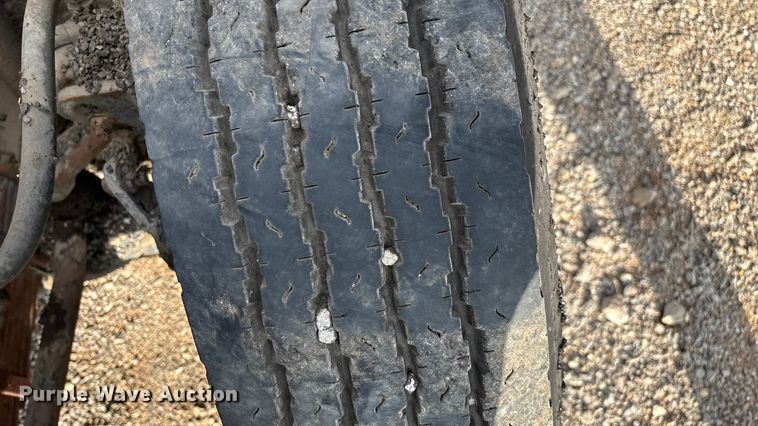 image for item ED2282 1990 International 4900 oil distributor truck