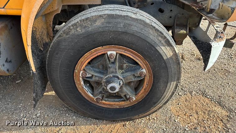 image for item ED2282 1990 International 4900 oil distributor truck