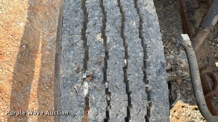 image for item ED2282 1990 International 4900 oil distributor truck