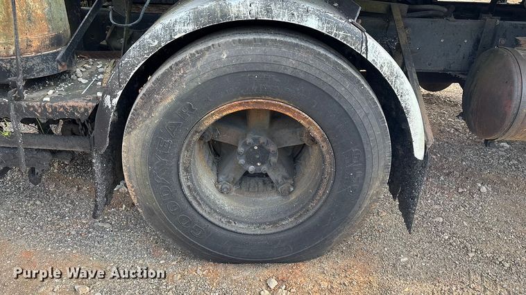 image for item ED2282 1990 International 4900 oil distributor truck