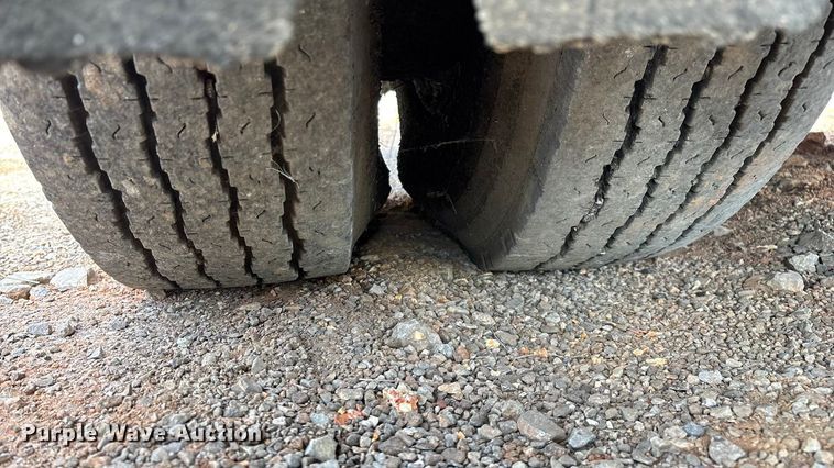 image for item ED2282 1990 International 4900 oil distributor truck