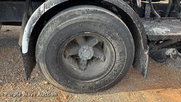 image for item ED2282 1990 International 4900 oil distributor truck