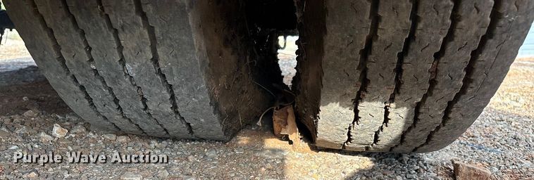 image for item ED2282 1990 International 4900 oil distributor truck