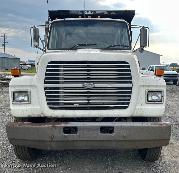image for item EE3982 1995 Ford LT8000 dump truck