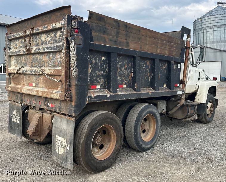 image for item EE3982 1995 Ford LT8000 dump truck