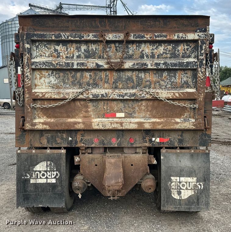 image for item EE3982 1995 Ford LT8000 dump truck