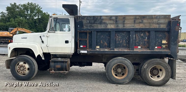 image for item EE3982 1995 Ford LT8000 dump truck