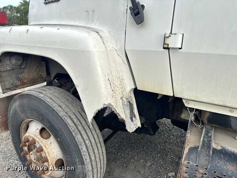 image for item EE3982 1995 Ford LT8000 dump truck