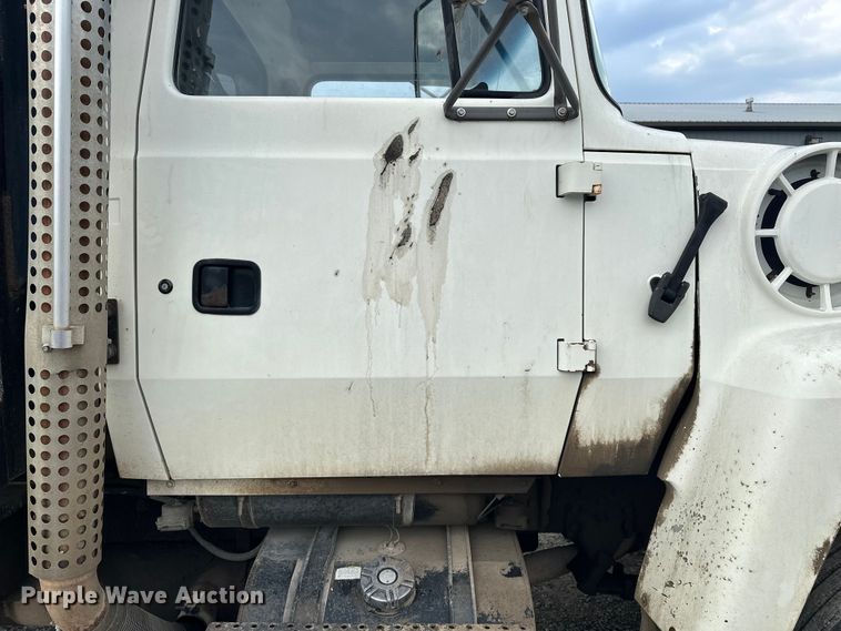 image for item EE3982 1995 Ford LT8000 dump truck