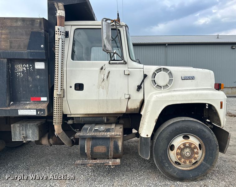 image for item EE3982 1995 Ford LT8000 dump truck