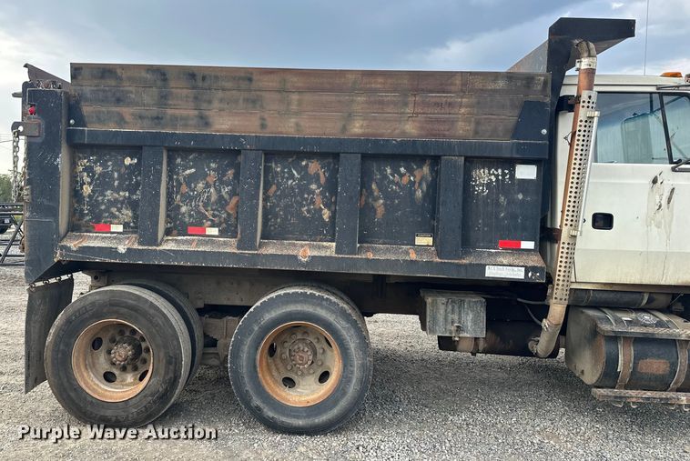 image for item EE3982 1995 Ford LT8000 dump truck