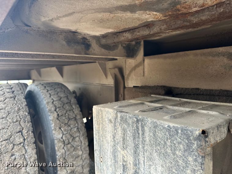 image for item EE3982 1995 Ford LT8000 dump truck