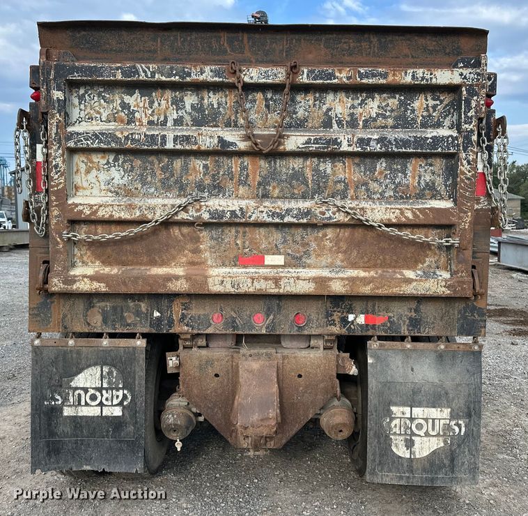 image for item EE3982 1995 Ford LT8000 dump truck