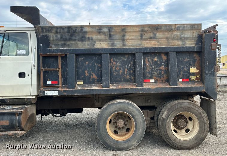 image for item EE3982 1995 Ford LT8000 dump truck