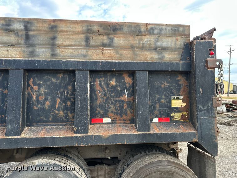 image for item EE3982 1995 Ford LT8000 dump truck