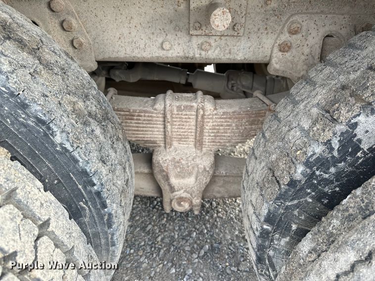 image for item EE3982 1995 Ford LT8000 dump truck