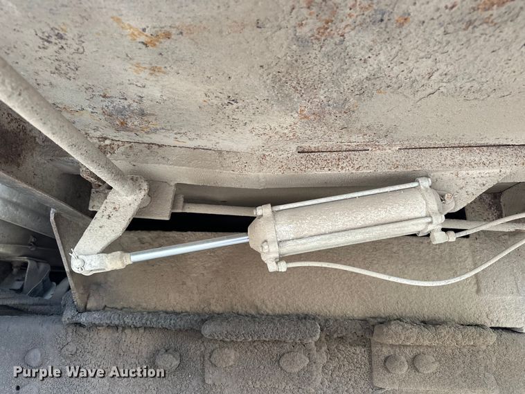 image for item EE3982 1995 Ford LT8000 dump truck