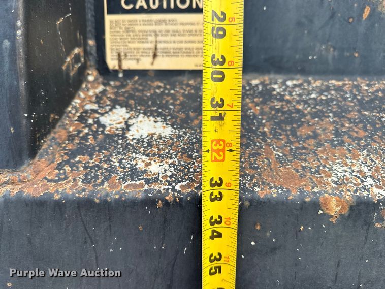 image for item EE3982 1995 Ford LT8000 dump truck