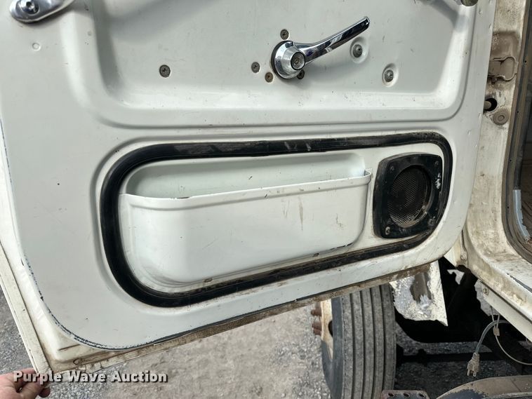 image for item EE3982 1995 Ford LT8000 dump truck