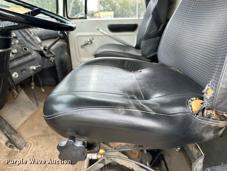 image for item EE3982 1995 Ford LT8000 dump truck