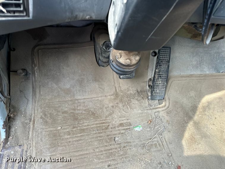 image for item EE3982 1995 Ford LT8000 dump truck